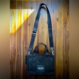 Marc Jacobs
THE
MINI TOTE BAG